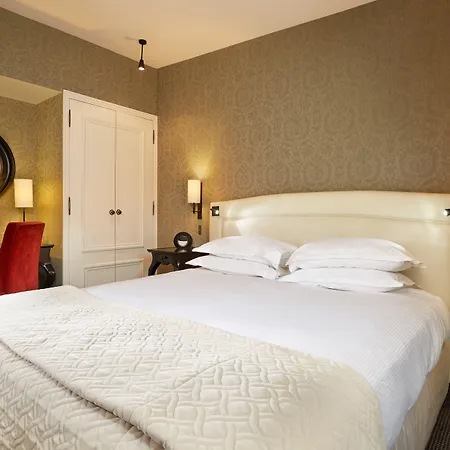 Hotel Le Pavillon De La Reine 5*