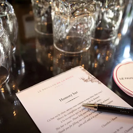 Le Pavillon De La Reine 5*