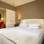 Hotel Le Pavillon De La Reine & Spa, Place Des Vosges 5*
