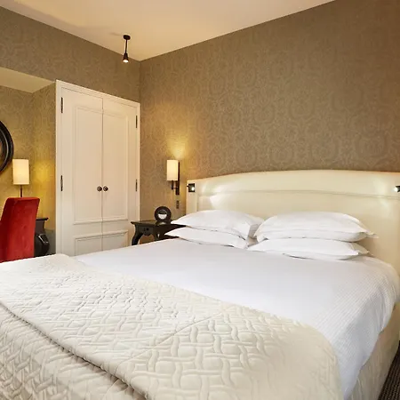 Le Pavillon De La Reine & 5* Paris