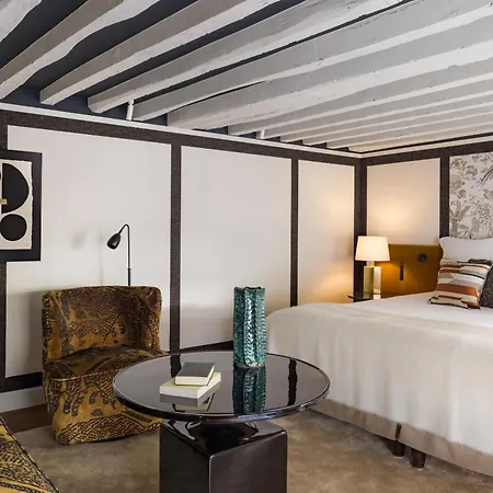 Отель Le Pavillon De La Reine & Spa, Place Des Vosges Париж