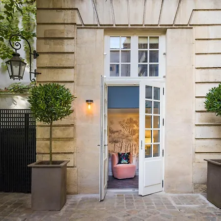 호텔 Le Pavillon De La Reine & Spa, Place Des Vosges 5*