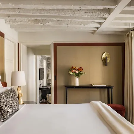 Hotel Le Pavillon De La Reine & Paris