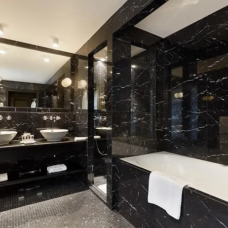 Le Pavillon De La Reine & Hotel 5*