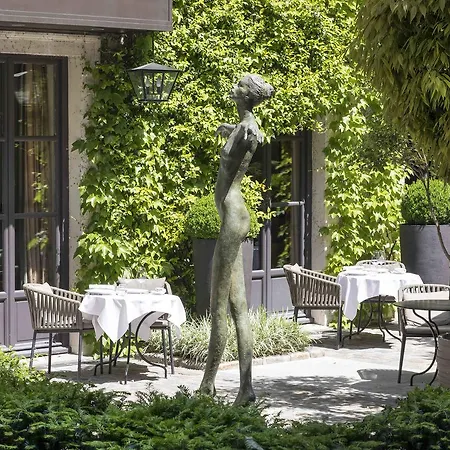 Le Pavillon De La Reine & Hotel