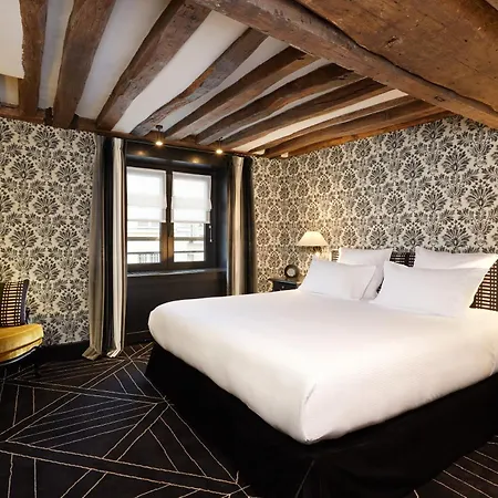Отель Le Pavillon De La Reine & Spa, Place Des Vosges
